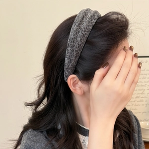 Chic leopard print velvet headband in black and grey for a high-volume hairstyle