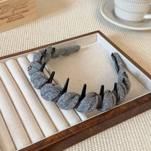 Serre-tête en tissu gris avec dents antidérapantes, bandeau élégant pour femme au design épuré