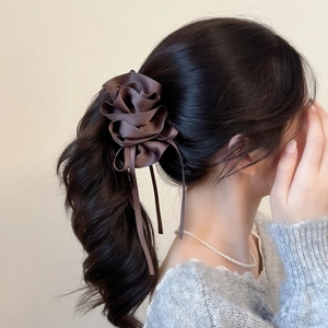Pince à cheveux fleur en ruban de satin marron foncé élégante avec de longs glands