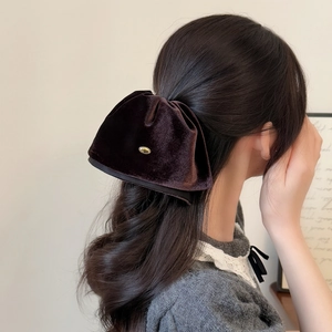 Barrette à cheveux élégante en velours marron foncé avec emblème doré pour queue de cheval