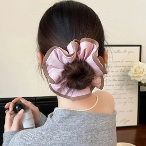 Chouchou rose surdimensionné à volants avec bordure marron pour une coiffure élégante