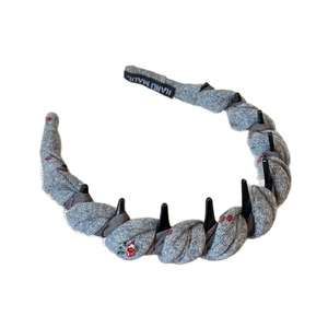 Serre-tête en tricot gris chic avec pointes noires et pendentif cerise en strass rouges