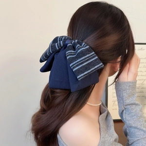 Pince à cheveux élégante à nœud tricoté rayé bleu pour queue de cheval et chignons
