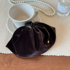 Pince à cheveux élégante en velours marron foncé avec emblème doré au style luxueux