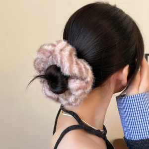 Détail d'un chouchou en peluche rose poudré avec texture douce en fausse fourrure
