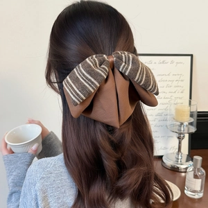 Pince à cheveux noeud rayée marron pour coiffures élégantes et queues de cheval