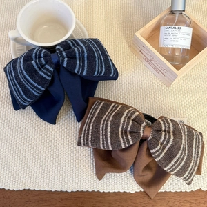 Pinces à cheveux élégantes avec nœuds en tricot rayé bleu marine et marron pour femmes