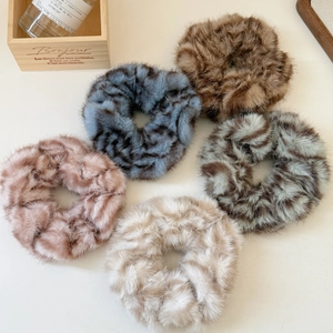 Vue détaillée de cinq chouchous en peluche duveteuse avec divers motifs léopard et couleurs