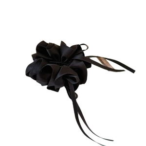 Barrette à cheveux élégante en satin noir avec bords à volants et longs rubans fluides