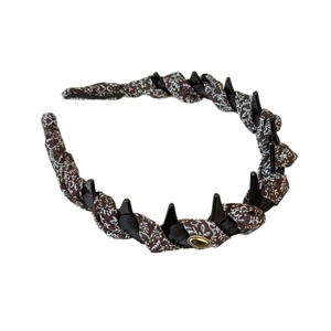 Floral print twisted headband with non-slip teeth and golden brand tag for women