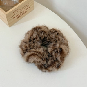 Chouchou en peluche marron foncé doux avec texture moelleuse pour coiffures d'hiver