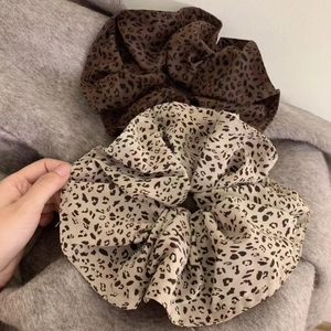 Oversize-Haargummis mit Leopardenmuster in Kaffee und Apricot aus Seidenchiffon
