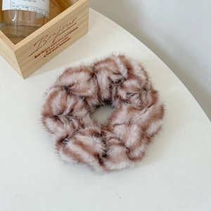 Vue détaillée du chouchou en peluche de haute qualité avec motif à rayures de tigre