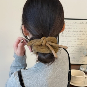 Détail d'un chouchou en peluche marron avec rubans souples pour coiffures d'automne