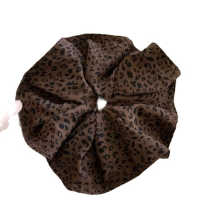 Klassischer großer Haargummi mit Leopardenmuster im braun-schwarzen Vintage-Stoff-Design