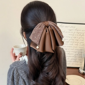 Barrette nœud double couche marron élégante avec pois blancs et perles sur le mannequin