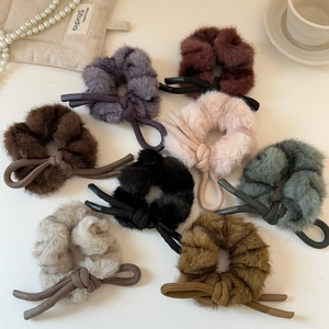 Chouchous en fausse fourrure avec nœuds en cuir en huit coloris automnaux variés