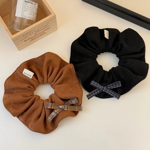 Lot de 2 chouchous marron et noir avec nœud à carreaux et étiquette faite à la main
