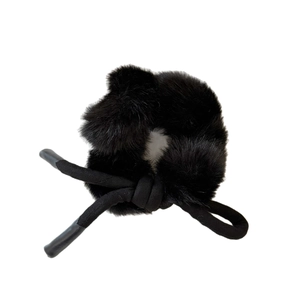 Chouchou en fausse fourrure noire avec détail de ruban élégant pour coiffure féminine