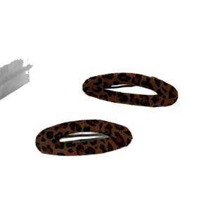Fermagli per capelli ovali con stampa leopardata in pelle scamosciata e texture vellutata
