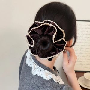 Französisches Samt-Haargummi mit Spitzenborte für elegante Hochsteckfrisuren