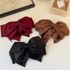 Trois barrettes à cheveux élégantes avec grands nœuds en satin bordeaux, marron et noir
