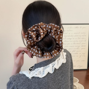 Chouchou géant à motif cachemire fleuri marron foncé pour cheveux de femmes