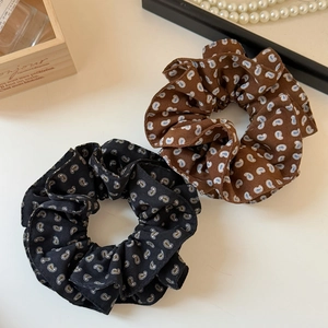 Chouchous à motif cachemire fleuri noir et marron en mousseline avec texture plissée
