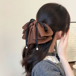Pince à cheveux marron élégante avec rubans noirs et perles blanches pour femmes