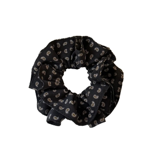 Chouchou à motif cachemire fleuri noir et beige avec bordure froissée à double couche