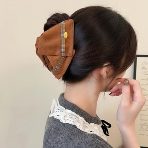 Pince à cheveux élégante en velours marron avec ruban écossais et pendentif doré