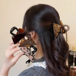 Korean Style Acetate Triangle Hair Claw Clip With Golden Metal Letter B Tortoiseshell Geometric Shark Clip For Women