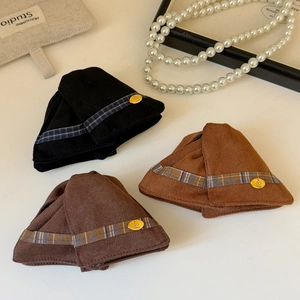 Béret vintage en daim avec ruban à carreaux et logo cerise dorée en marron et noir