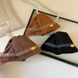 Pinces à cheveux en tissu marron et noir avec détails cerise dorée et ruban à carreaux