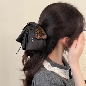 Elegante fermaglio per capelli in raso francese con stampa leopardata e ciondolo