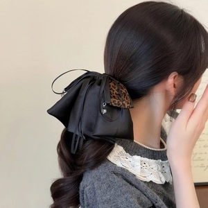 Elegante fiocco per capelli in raso nero con dettagli leopardati e ciondolo di cristallo