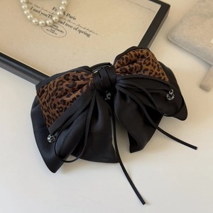 Elegante pinza per capelli con fiocco in raso maculato e nappe di perline lucide