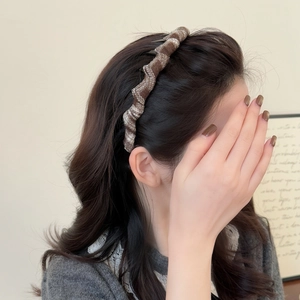 Knitted high-top headband with non-slip teeth for women in brown and beige colors