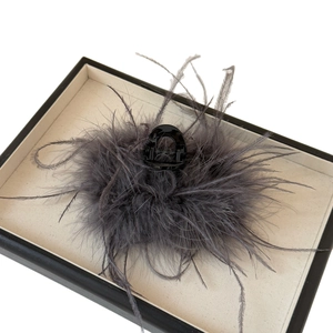 Elegante molletta per capelli con piume grigie e base nera lucida per acconciature voluminose