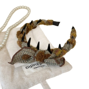 Vintage checkered bow headband with chic black spikes and non-slip inner teeth