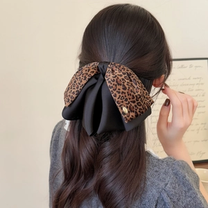 Elegante fermaglio per capelli con fiocco leopardato e seta nera con dettaglio logo oro
