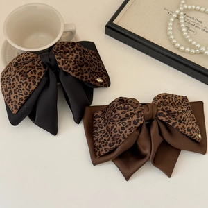 Eleganti fermagli per capelli a fiocco leopardati in raso nero e marrone con logo