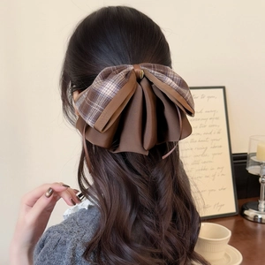 Pince à cheveux élégante avec nœud à carreaux français pour femme sur cheveux bouclés