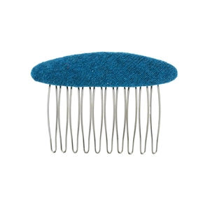Dettaglio della trama in feltro di lana blu e pettine per capelli a 10 denti in argento
