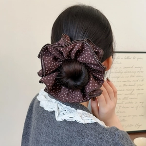 Elastico scrunchie oversize marrone caffè con stampa floreale su acconciatura