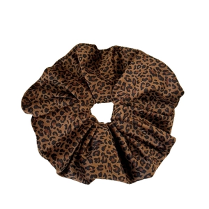Chouchou imprimé léopard vintage pour femmes avec un design élégant en tissu plissé double