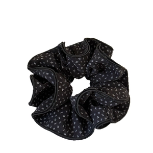 Elastico per capelli nero a fiori bianchi stile vintage per code di cavallo eleganti