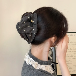 Grande pince à cheveux en velours gris à pois avec nœud et pendentif cœur doré