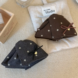 Pince à cheveux chic en velours à pois blancs avec pendentif cœur doré pour femme