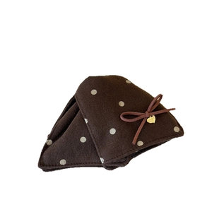 Pince à cheveux triangle en velours marron à pois avec pendentif cœur doré